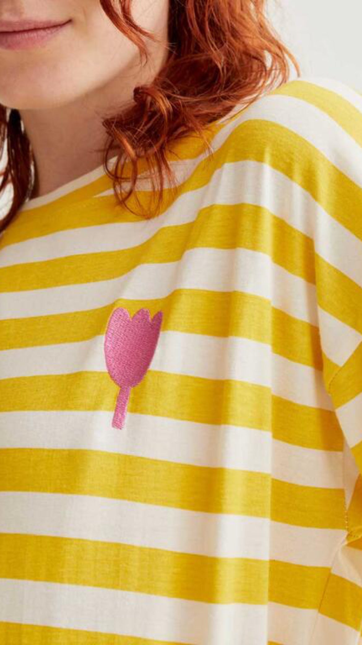 Camiseta con estampado rayas amarillas con bordado tulipán
