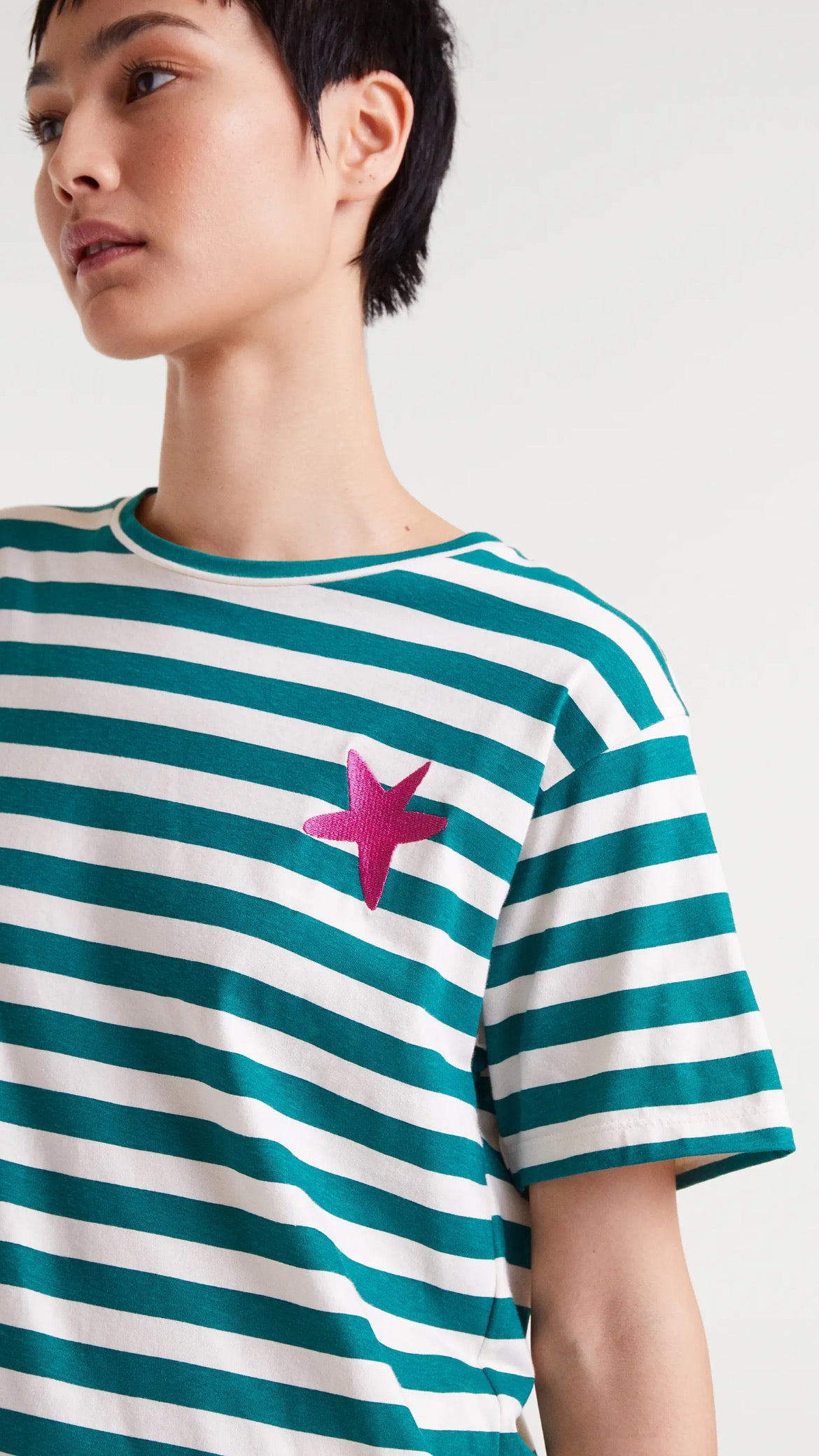 Camiseta 100% algodón con bordado estrella