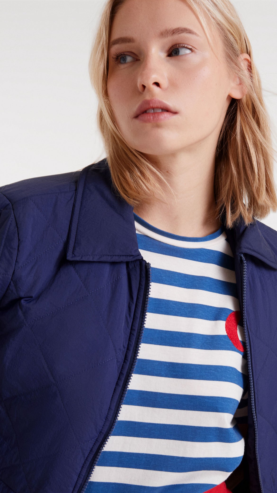 Camiseta con estampado de rayas azules y bordado de luna