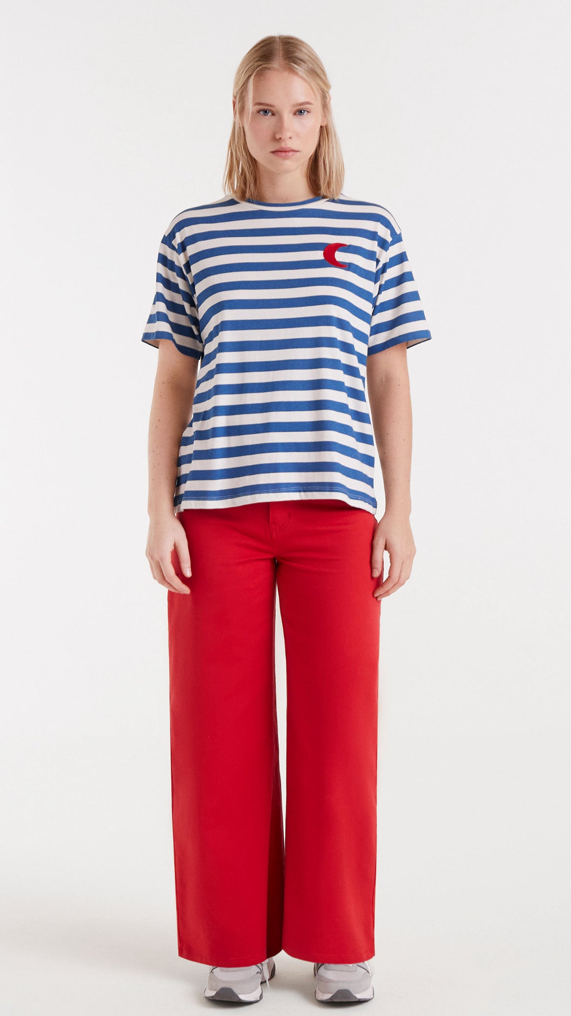 Camiseta con estampado de rayas azules y bordado de luna