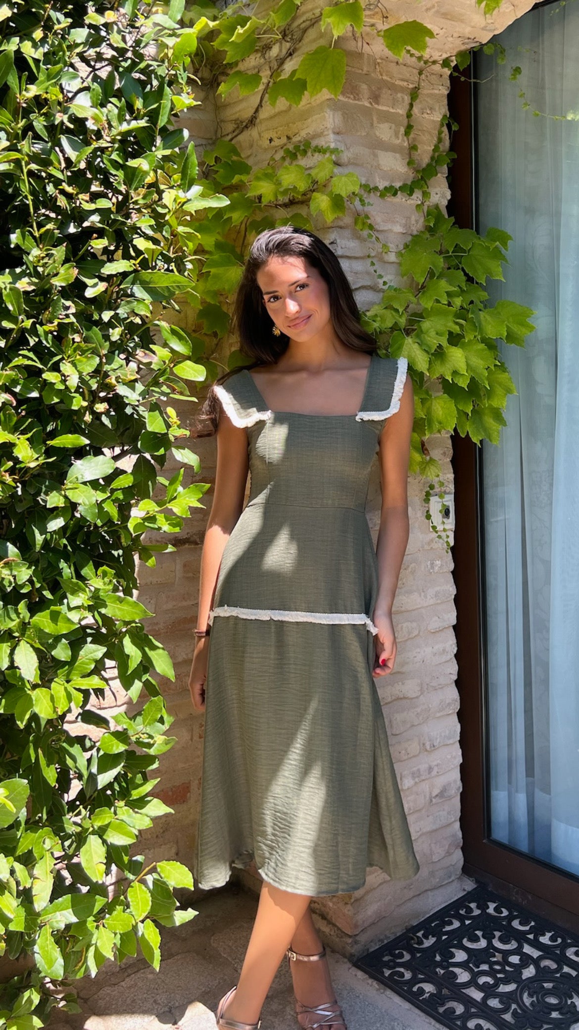 Vestido Toscana midi verde con escote cuadrado y ribetes blancos