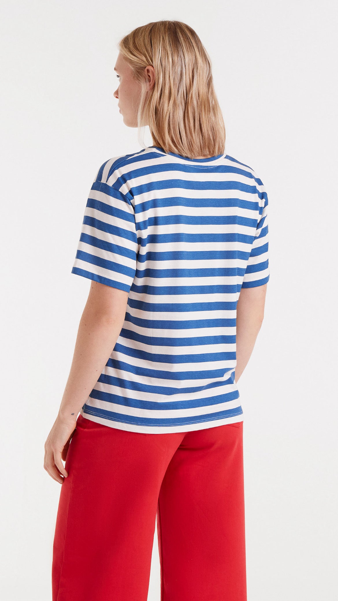 Camiseta con estampado de rayas azules y bordado de luna