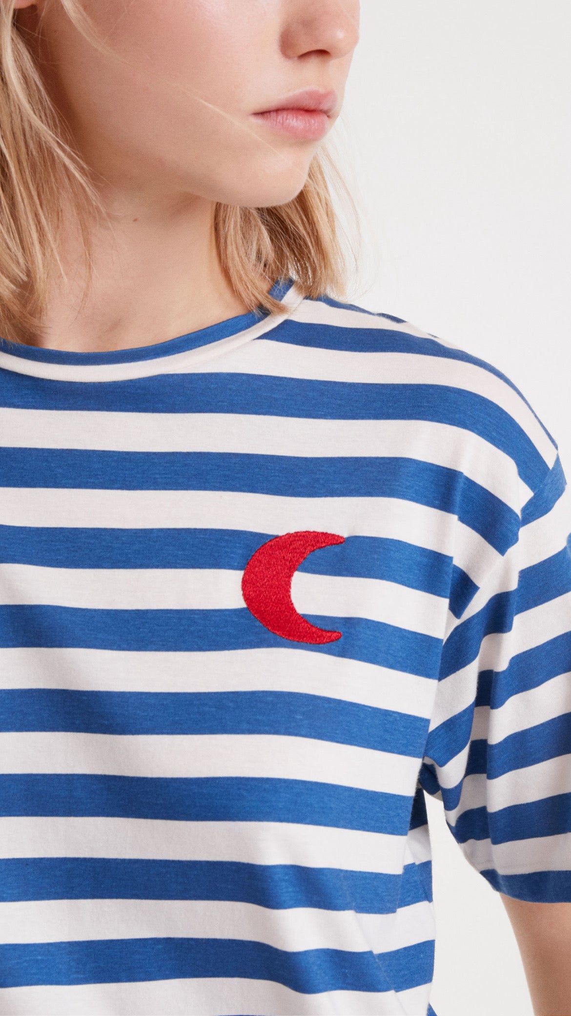 Camiseta con estampado de rayas azules y bordado de luna