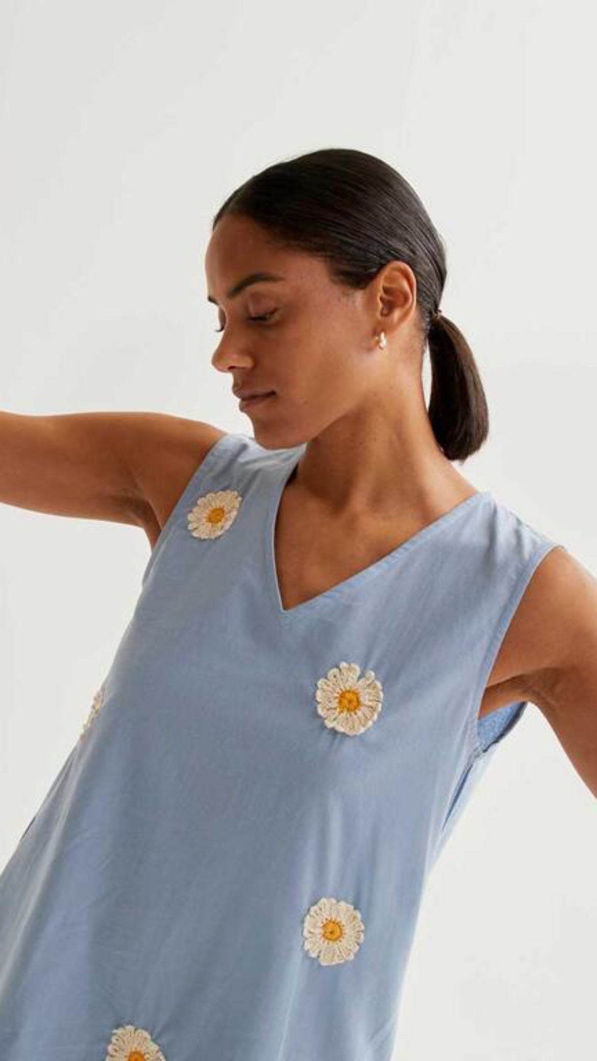 Vestido corto con bordado de margaritas