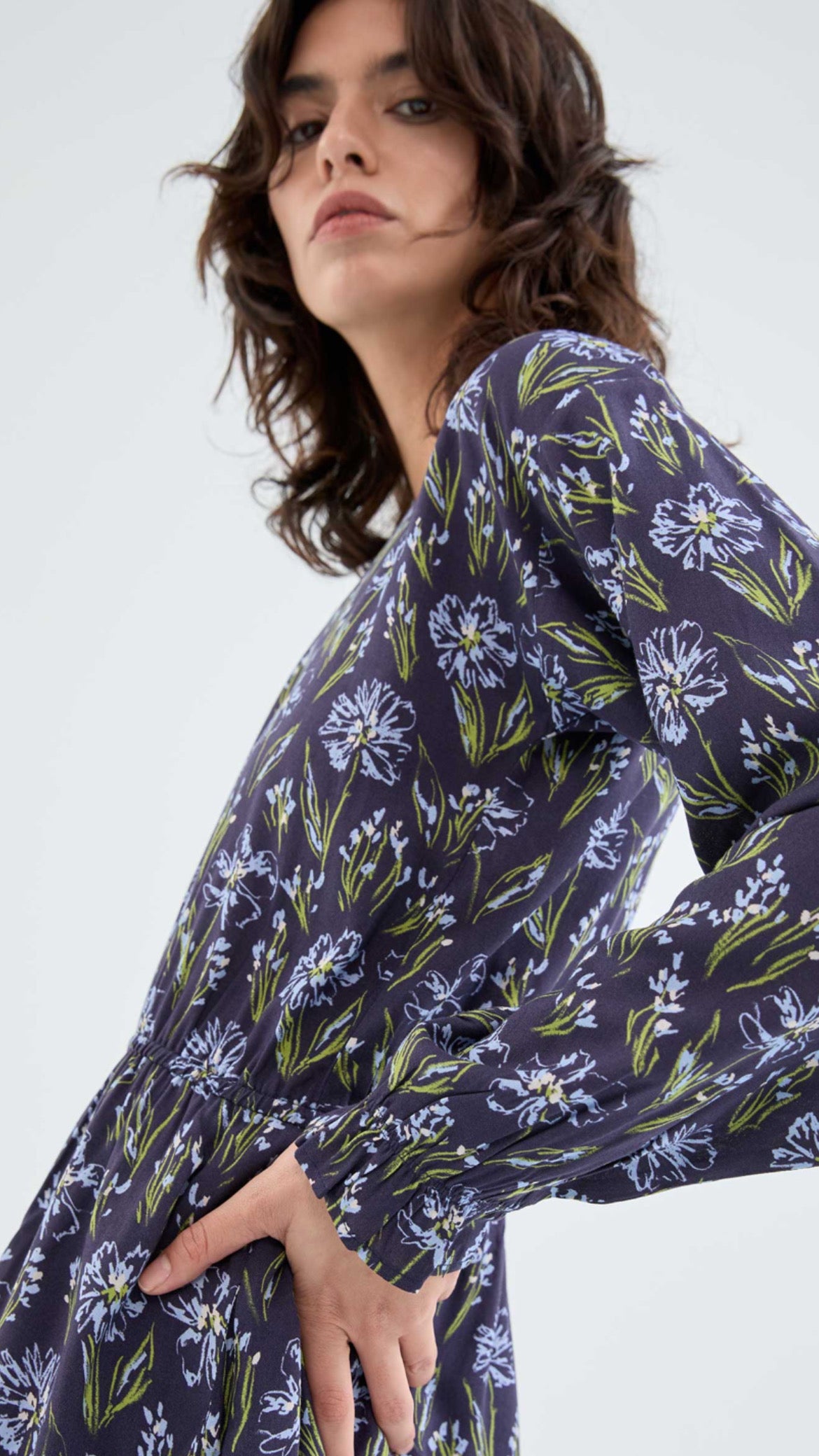 Vestido corto en viscosa LENZING ECOVERO con estampado floral azul