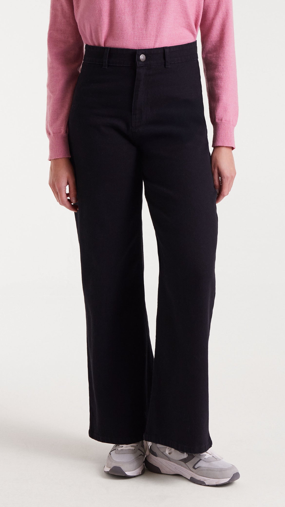 Pantalón vaquero negro con bordado fresa