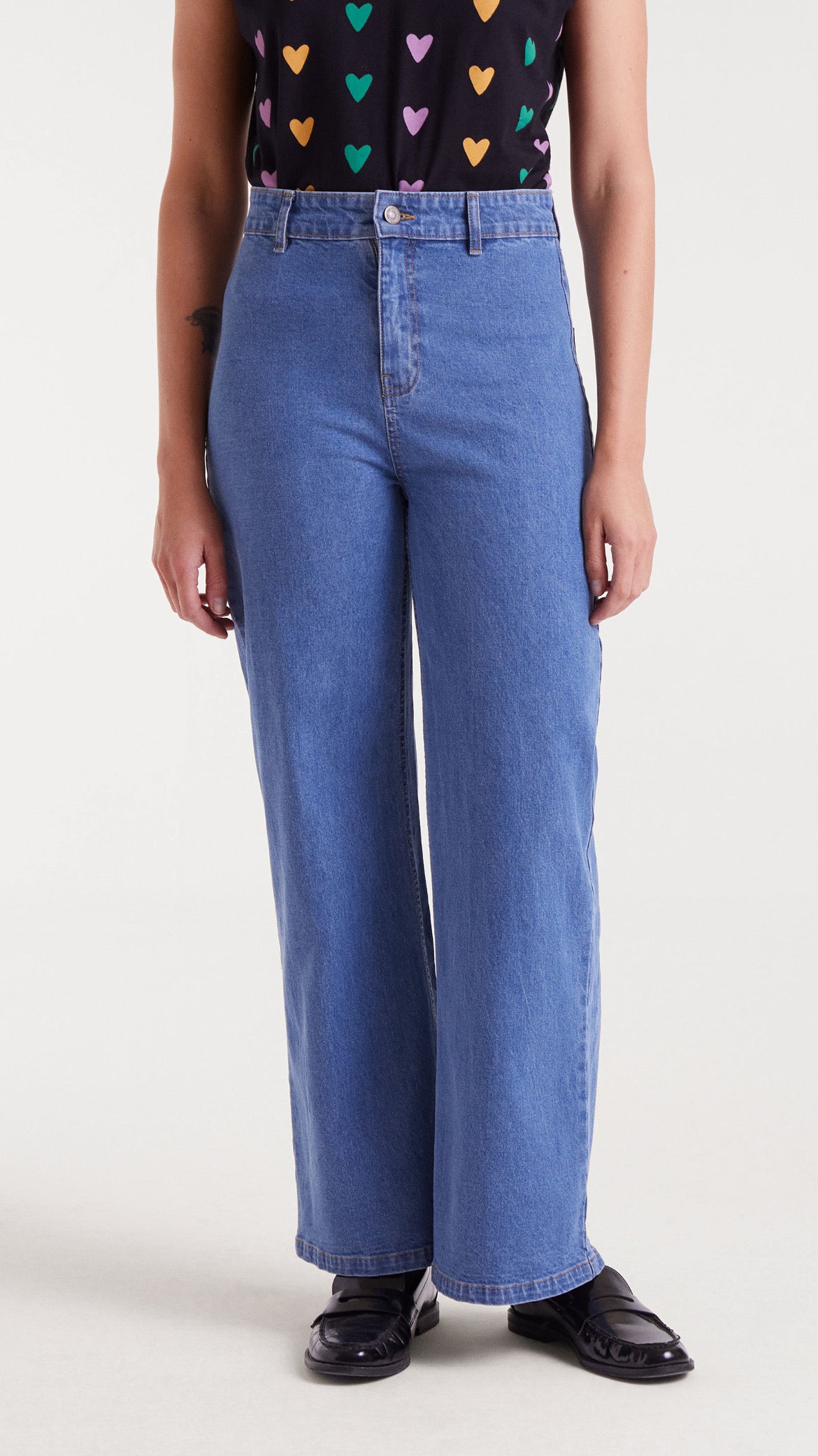 Pantalón vaquero con bordado corazón
