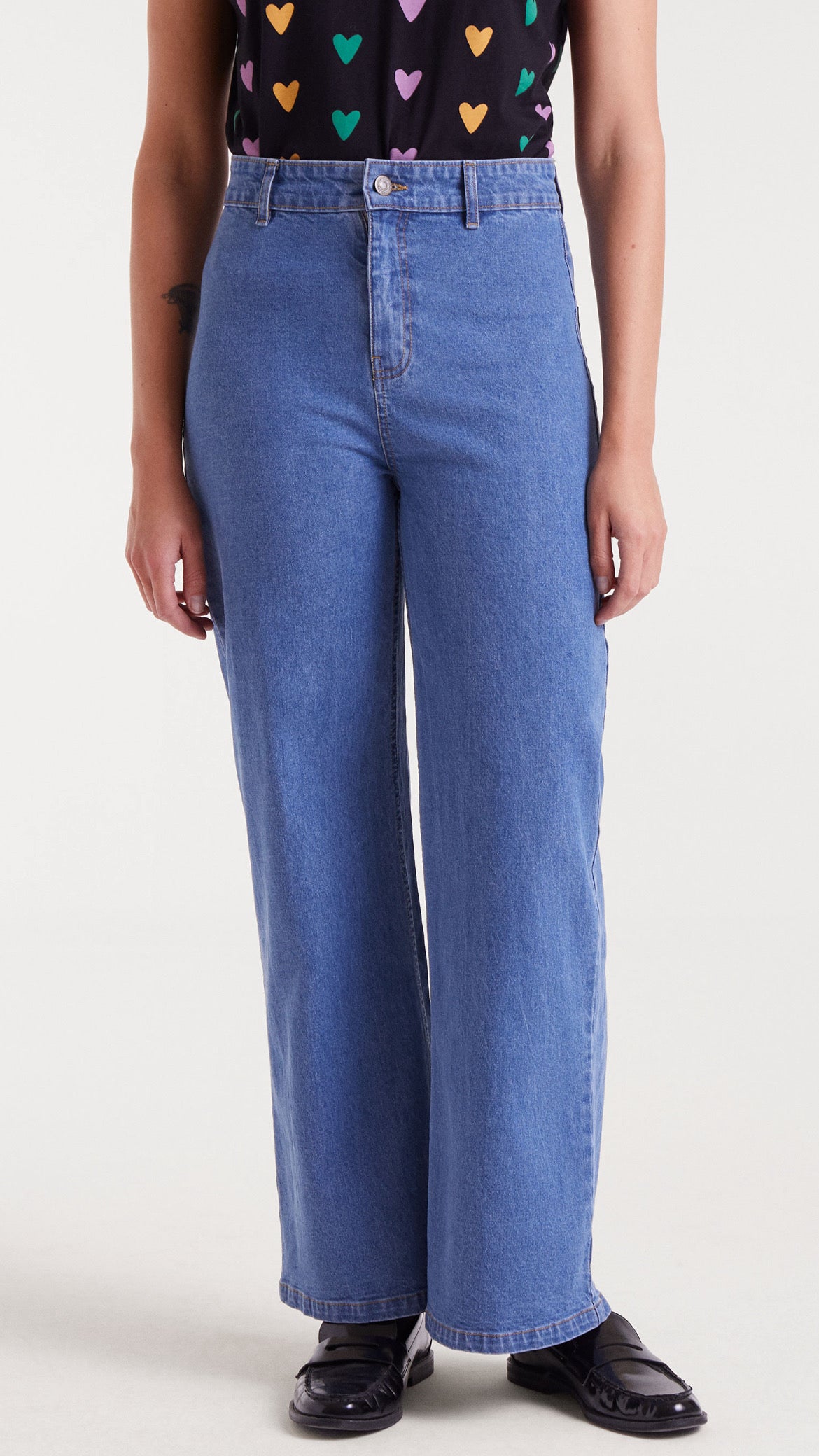 Pantalón vaquero con bordado corazón