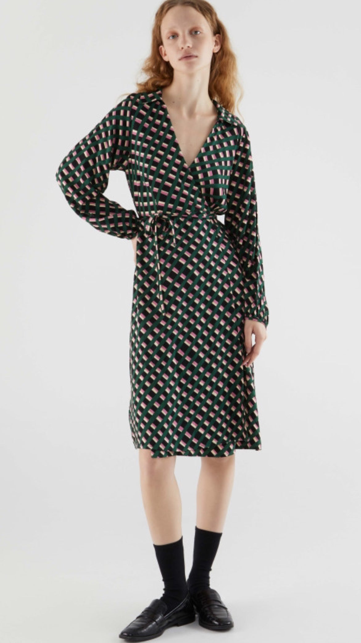 Vestido midi cruzado con estampado geometrico.
