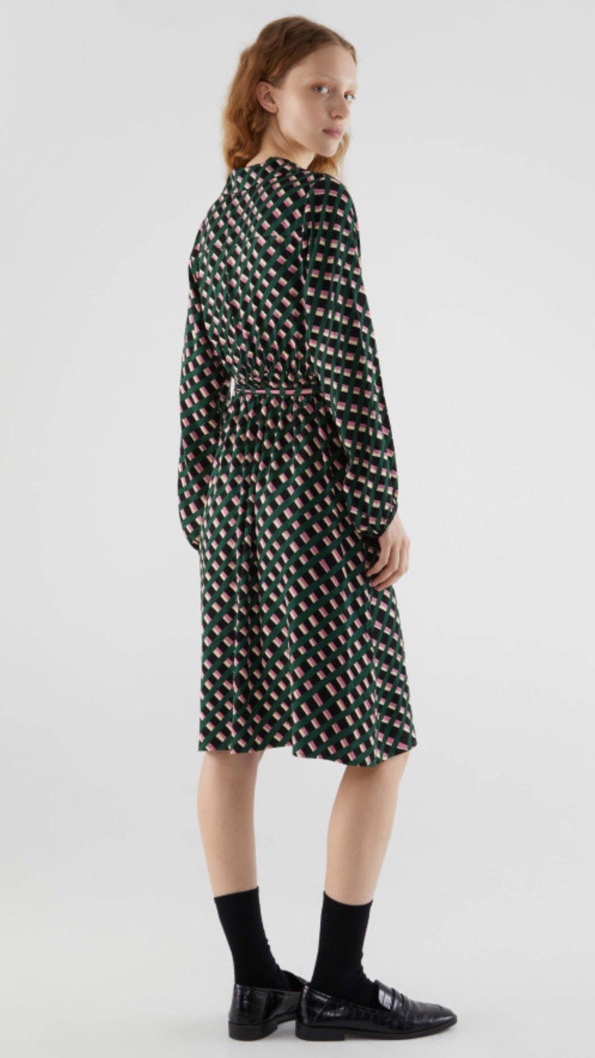 Vestido midi cruzado con estampado geometrico.