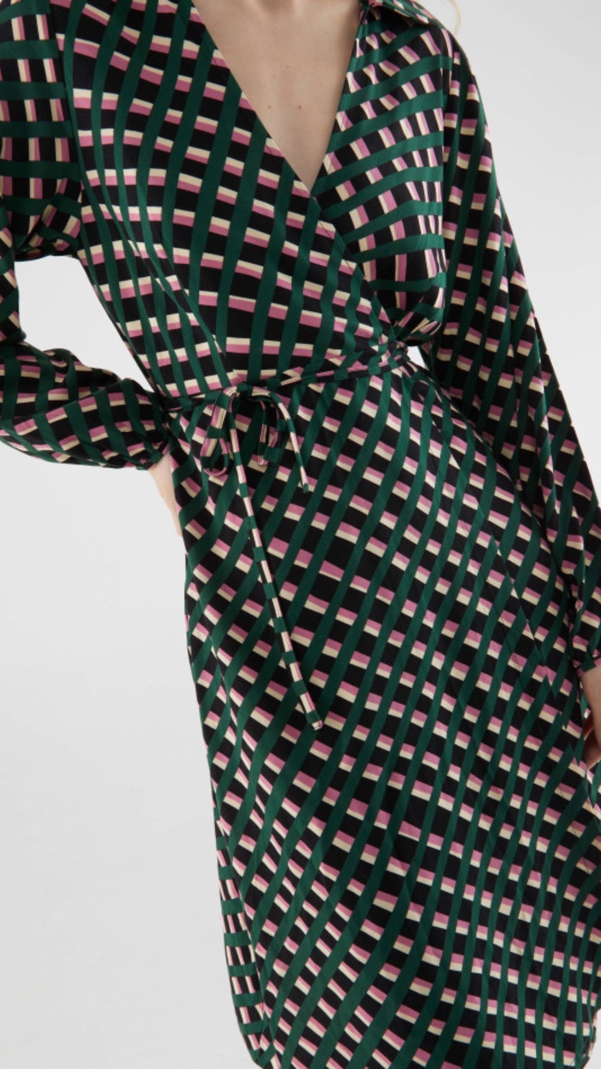 Vestido midi cruzado con estampado geometrico.