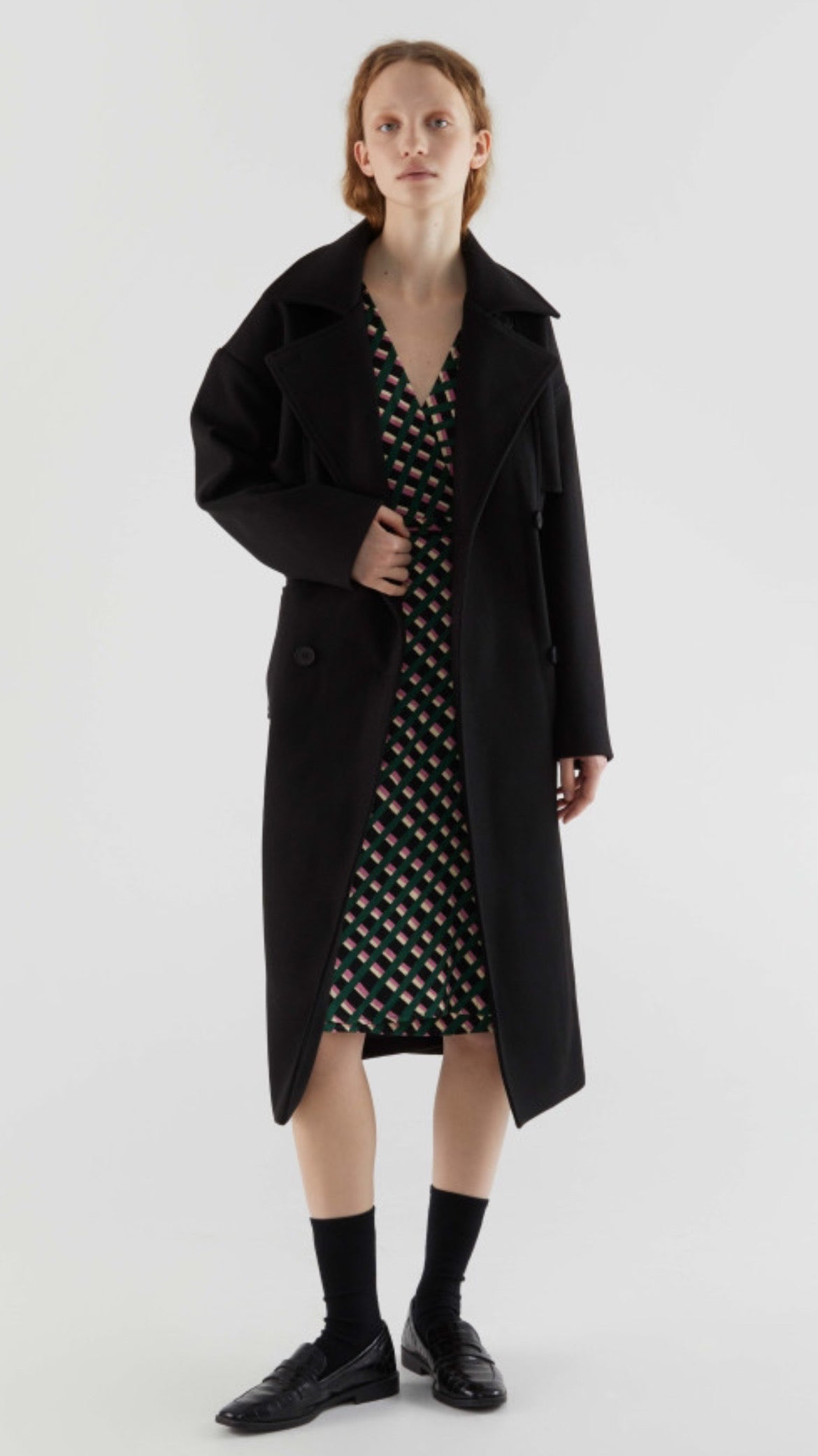 Vestido midi cruzado con estampado geometrico.