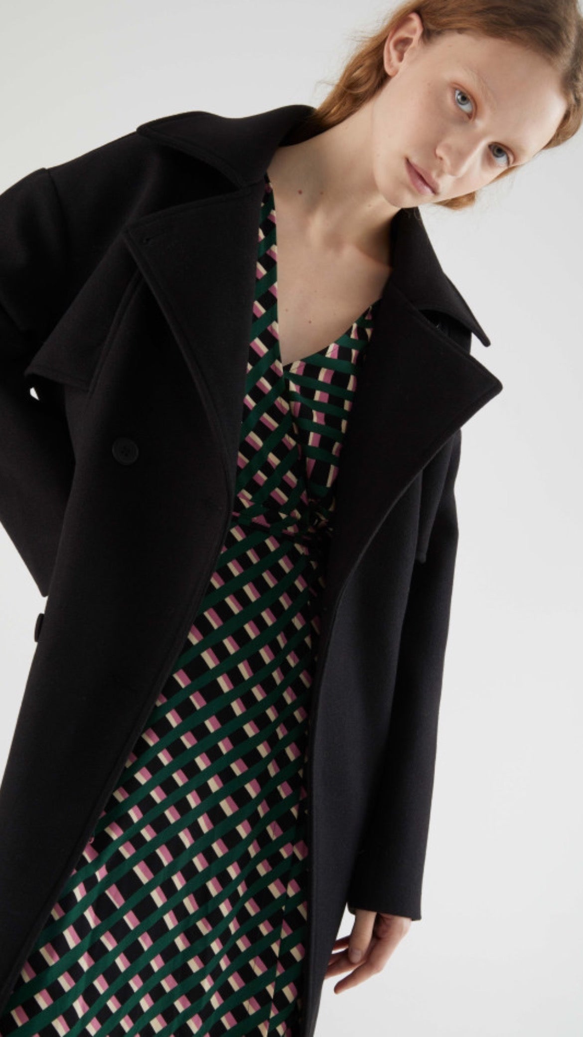 Vestido midi cruzado con estampado geometrico.