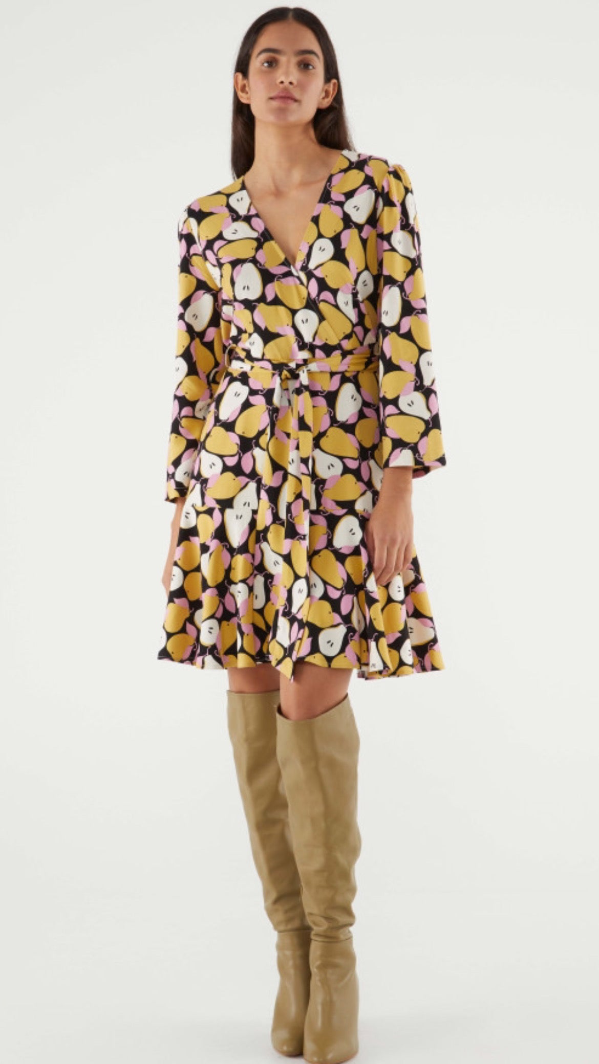 Vestido corto cruzado con estampado de peras