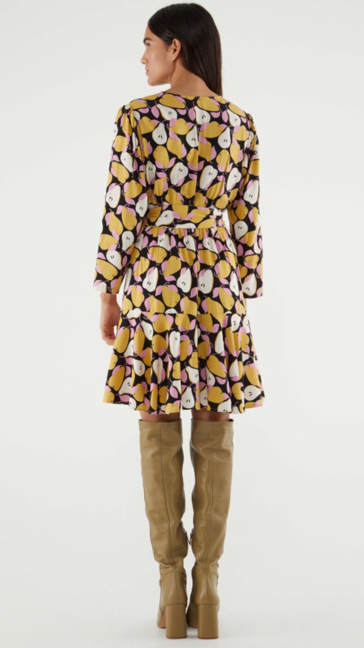 Vestido corto cruzado con estampado de peras