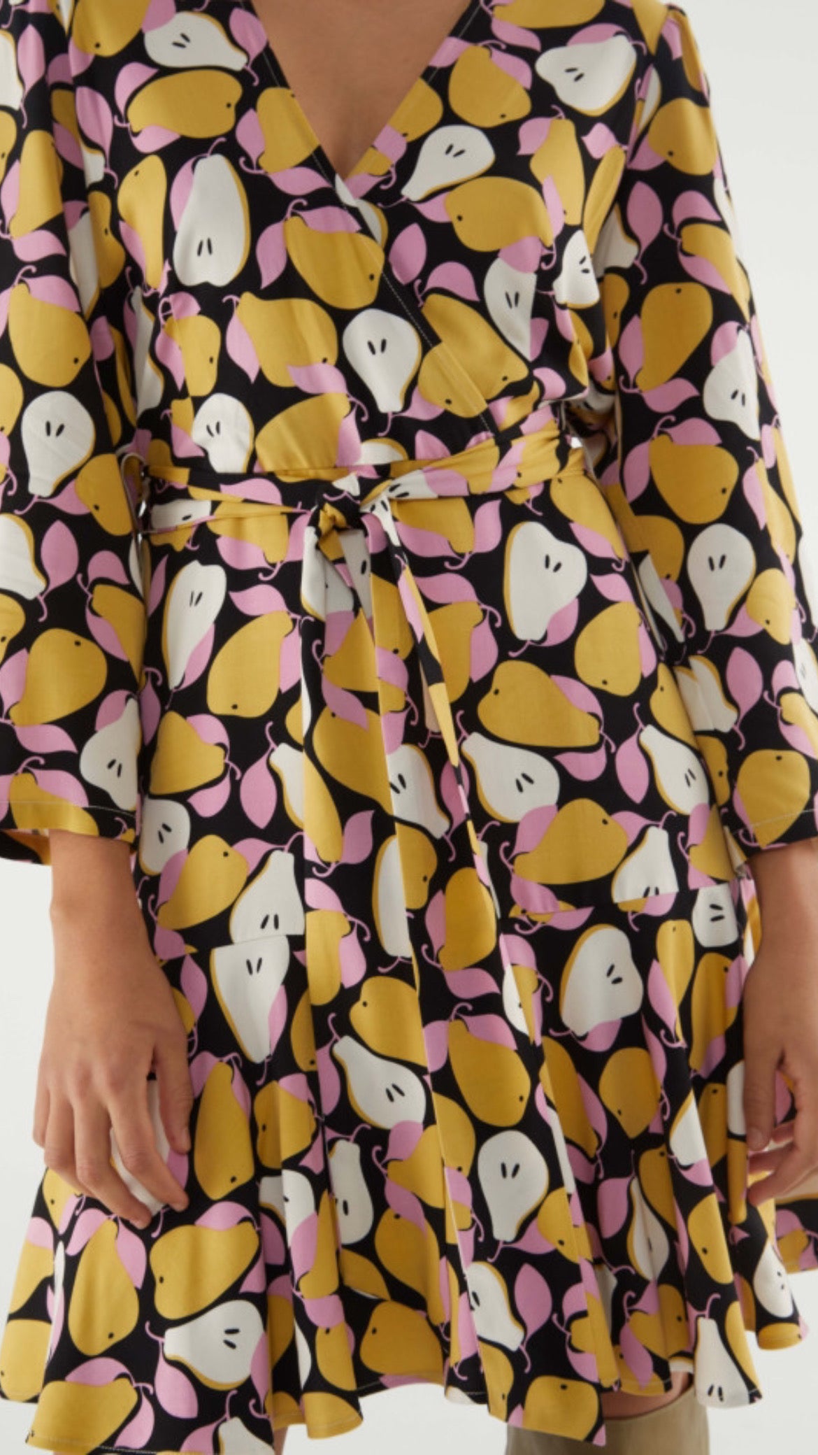 Vestido corto cruzado con estampado de peras
