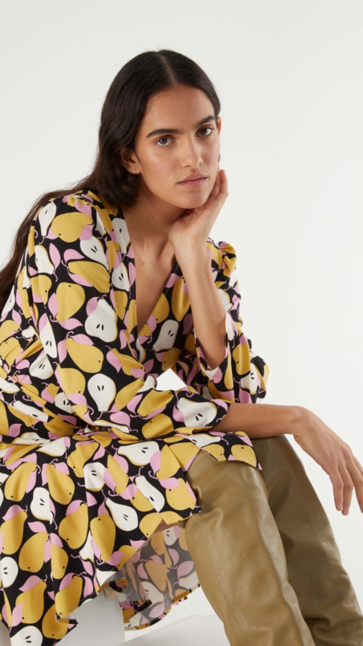 Vestido corto cruzado con estampado de peras