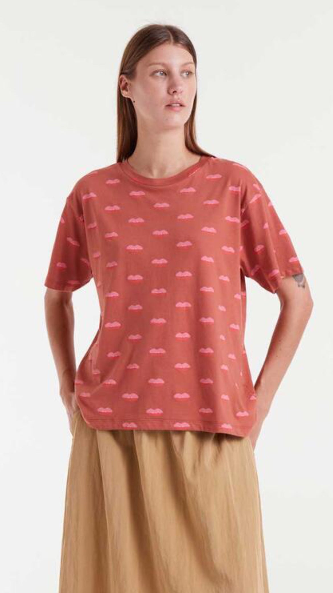 Camiseta 100% algodón marrón con estampado Lips
