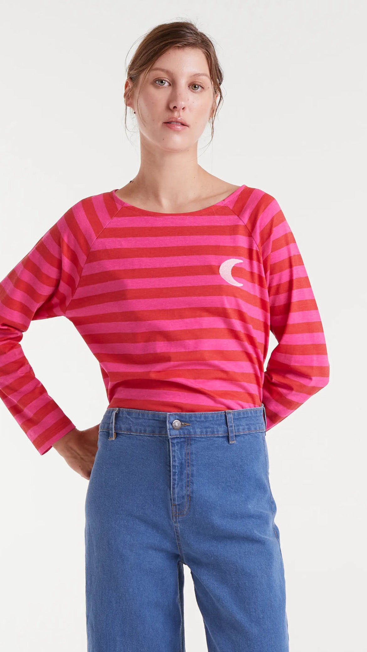 Camiseta 100% algodón con estampado de rayas rosa y bordado de luna