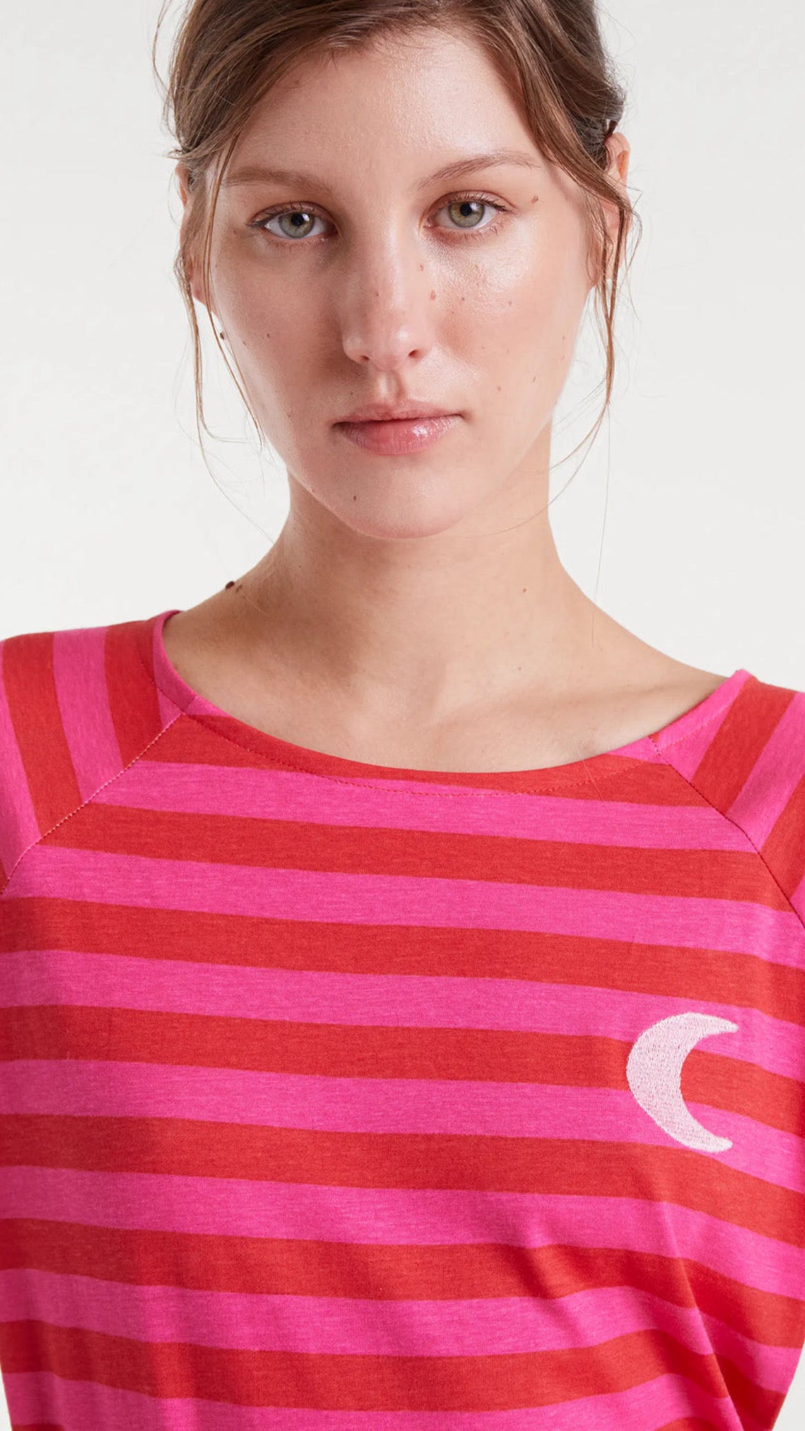 Camiseta 100% algodón con estampado de rayas rosa y bordado de luna