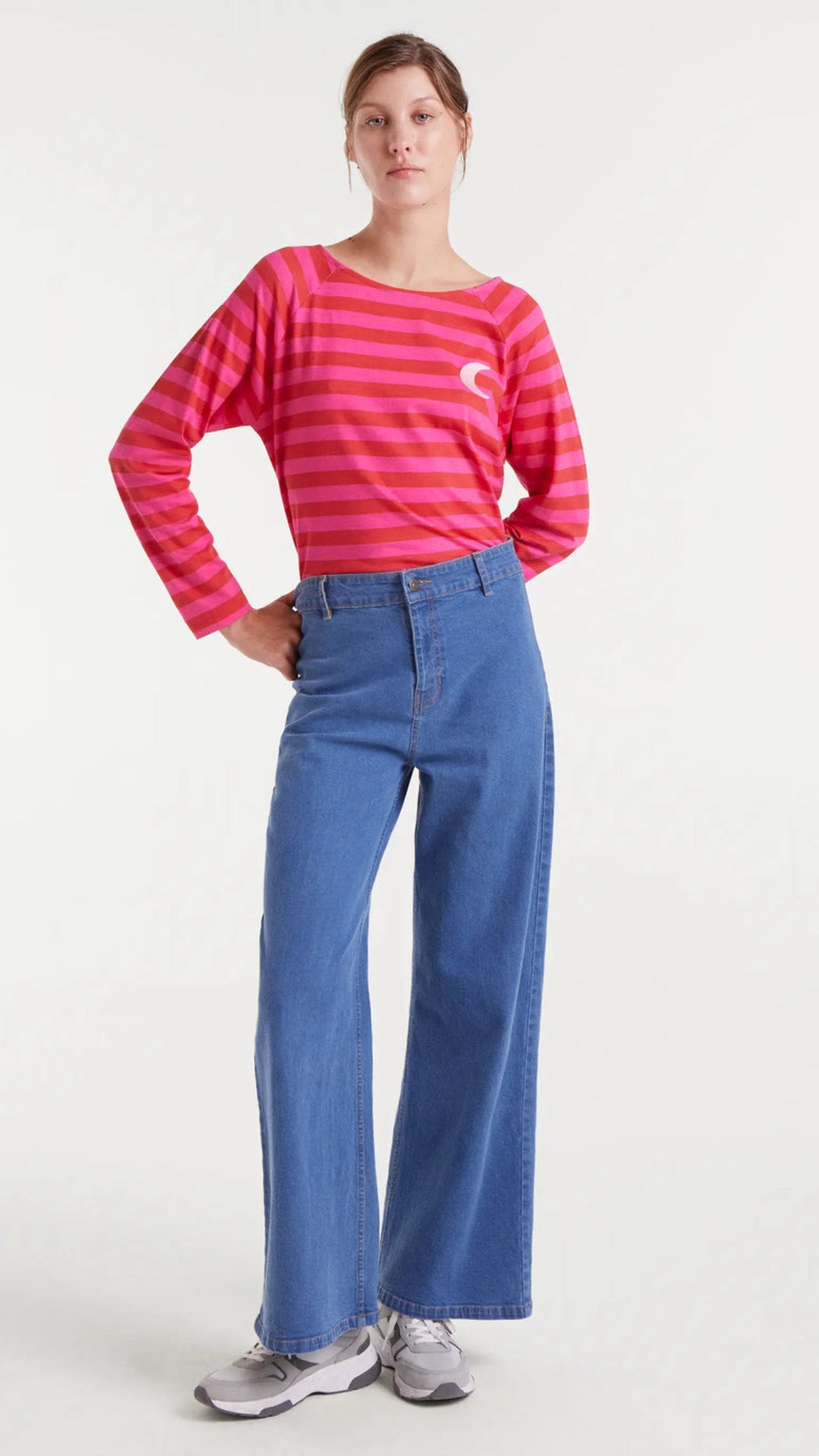 Camiseta 100% algodón con estampado de rayas rosa y bordado de luna