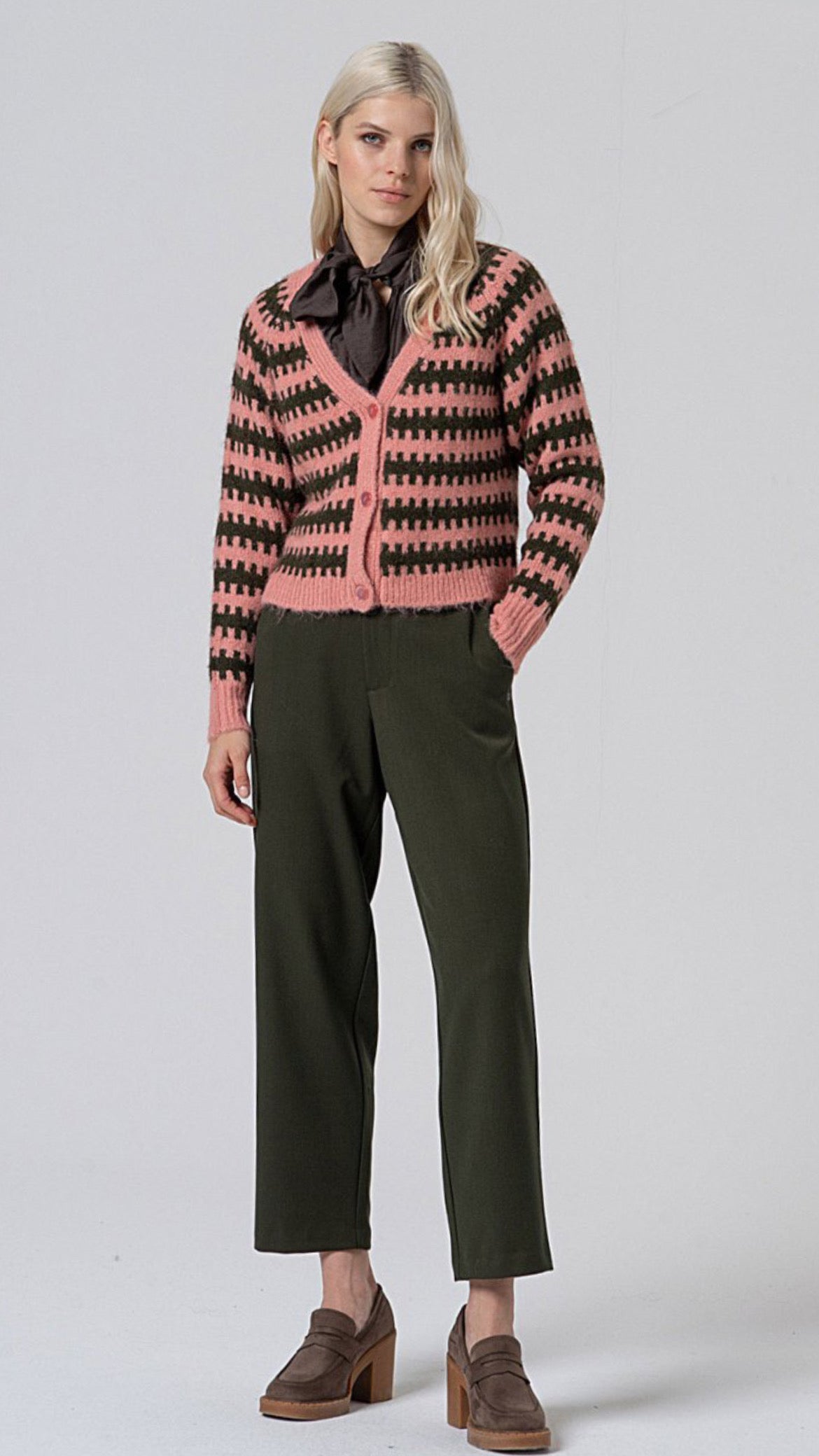 Blusa con lazada en cuello color tabaco