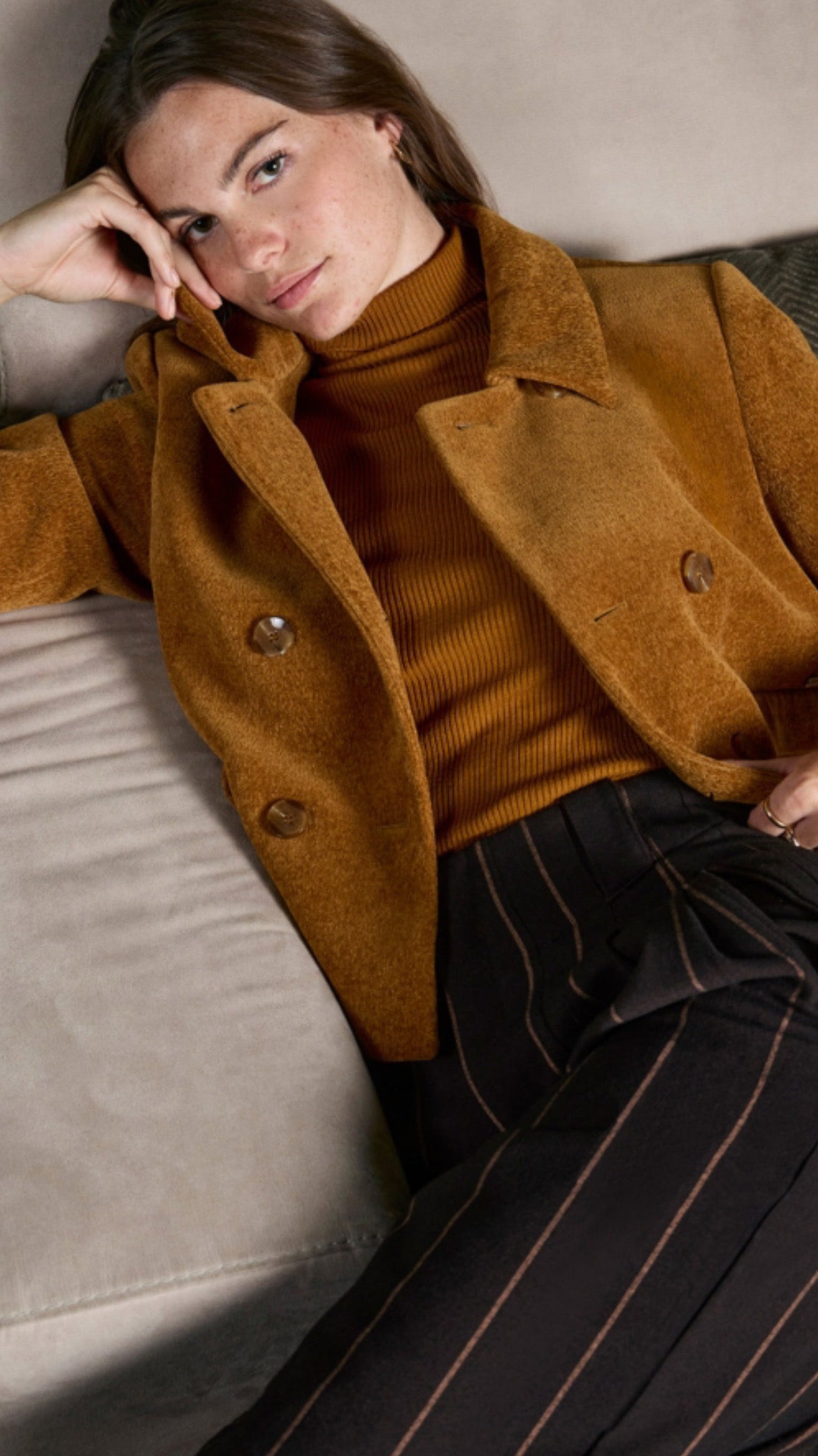 Jersey de canalé con cuello alto en ocre