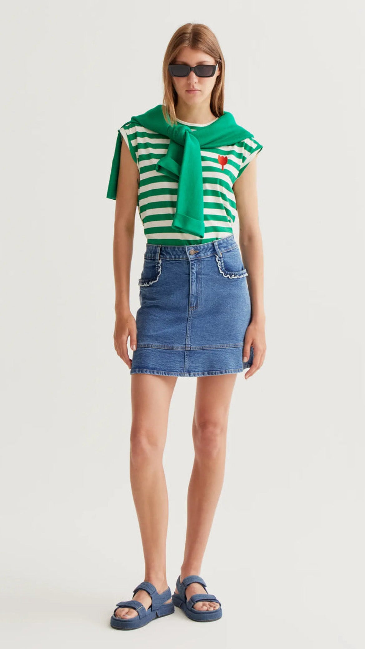 Camiseta con estampado de rayas verdes con bordado de tulipán