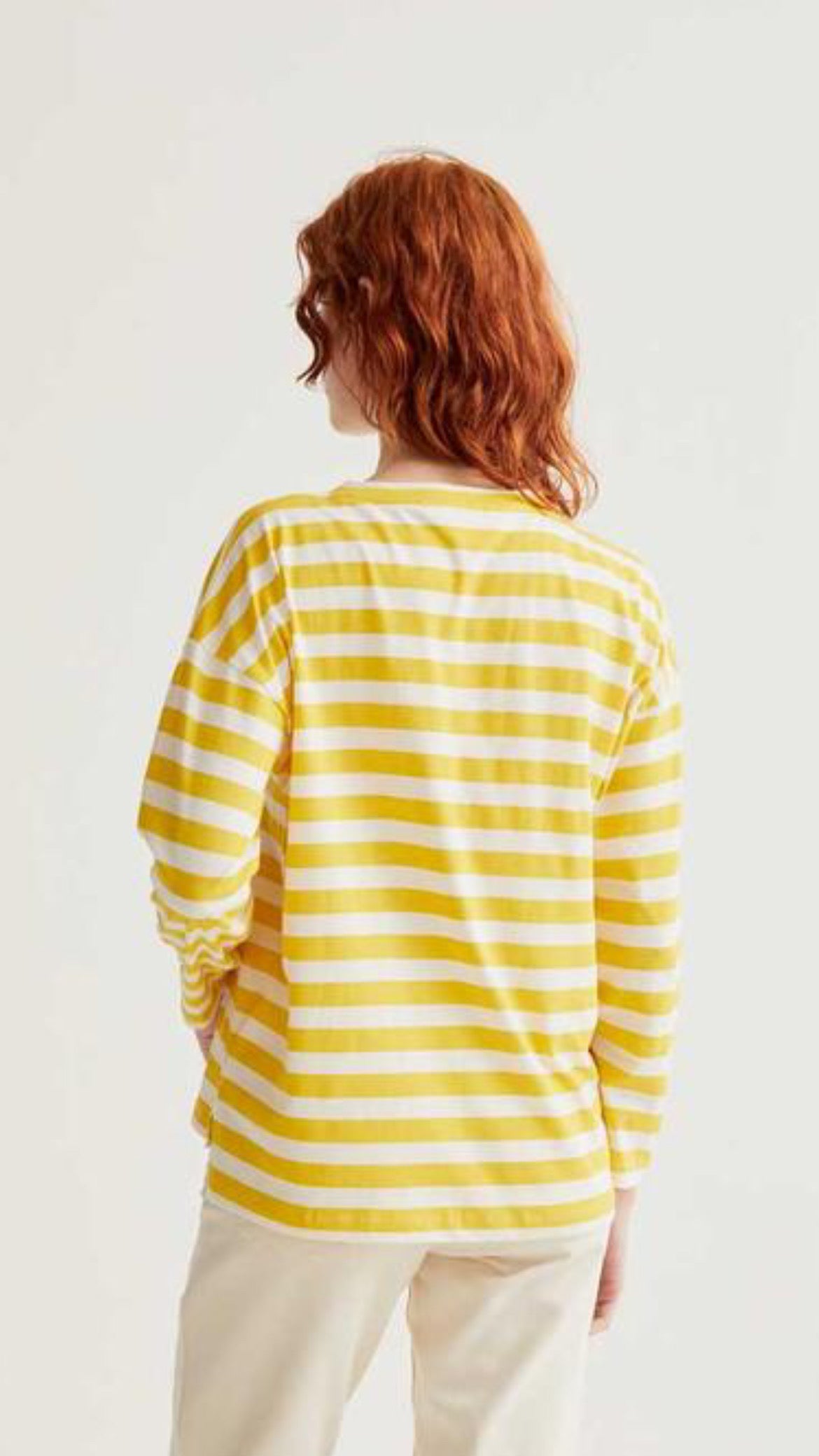 Camiseta con estampado rayas amarillas con bordado tulipán