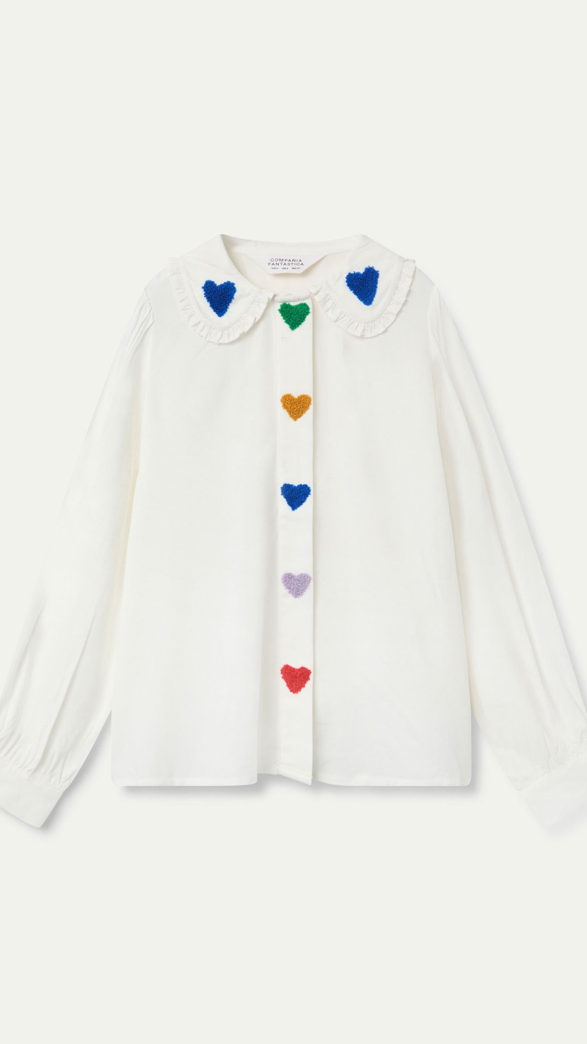 Camisa blanca con bordado de corazones