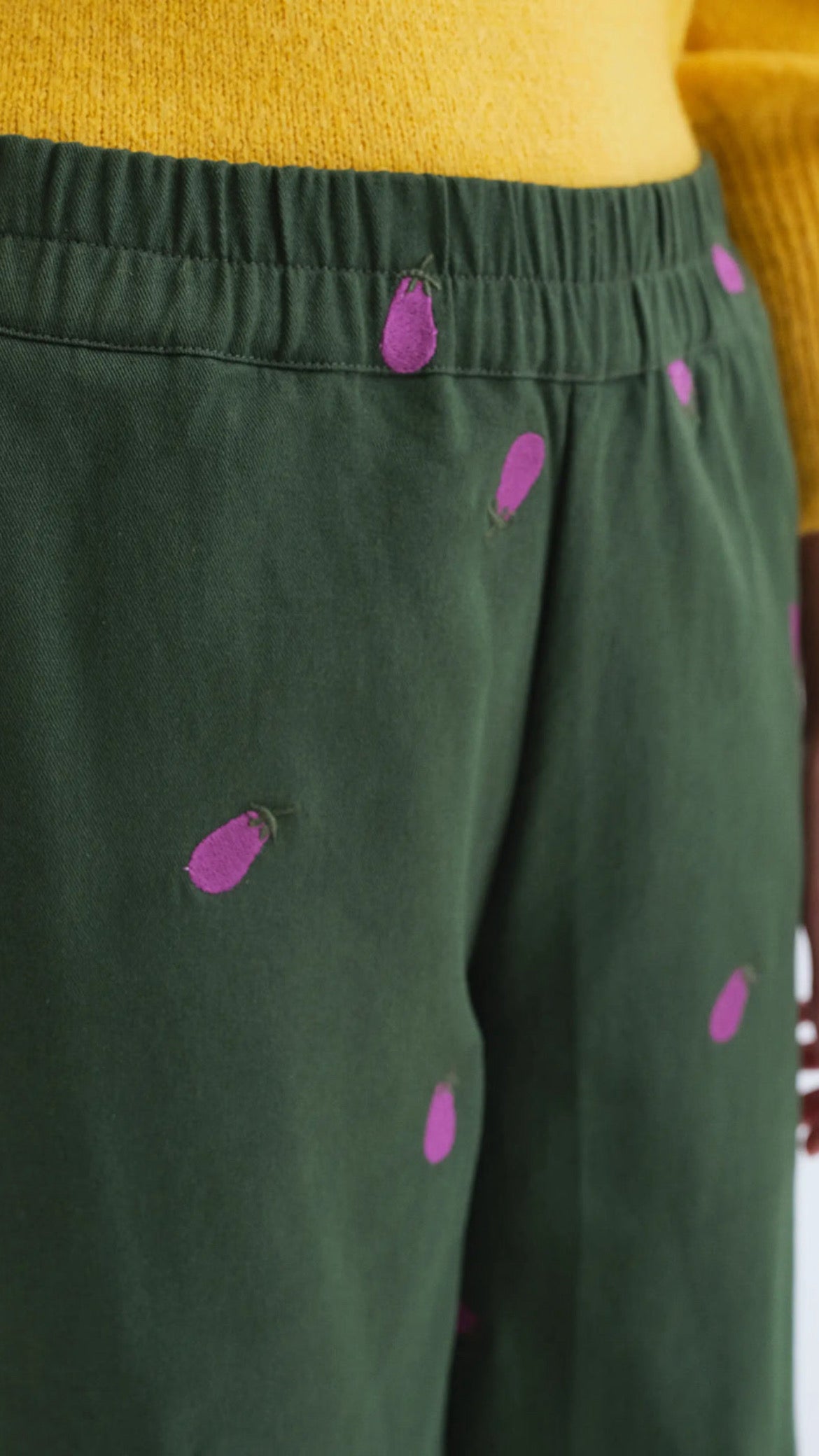 Pantalón 100% algodón con bordado berenjena