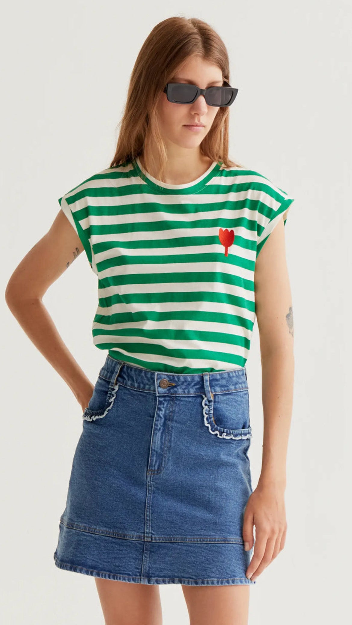 Camiseta con estampado de rayas verdes con bordado de tulipán