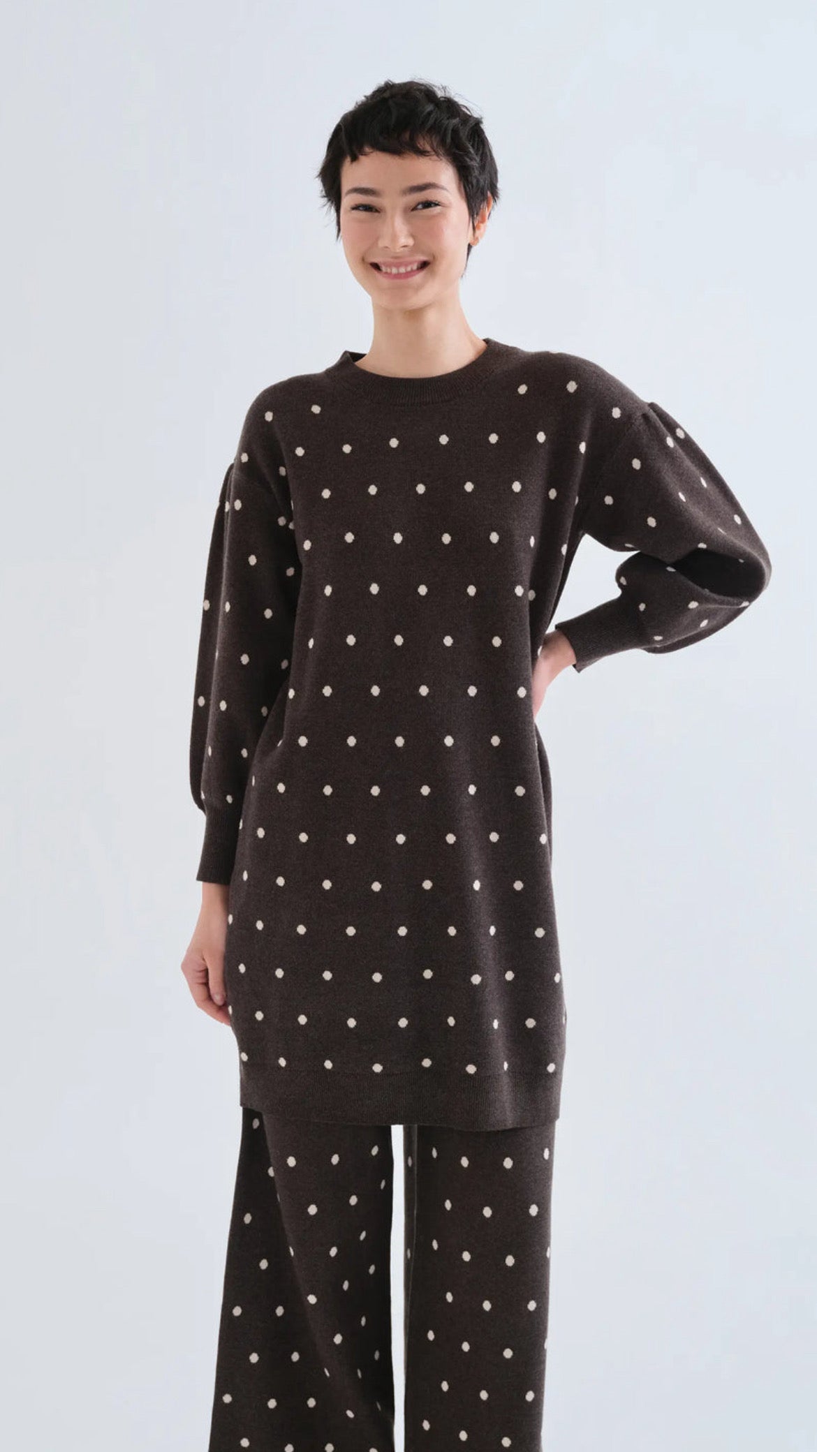 Vestido corto verde con estampado de puntos blancos pequeños