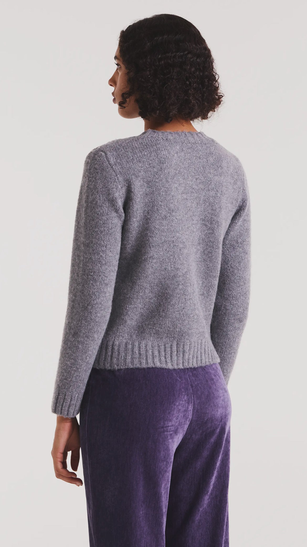 Jersey de punto gris con detalles en lentejuelas