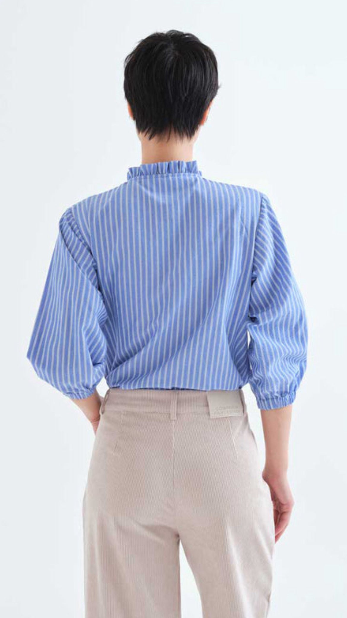 Camisa de rayas azul con detalles de volantes