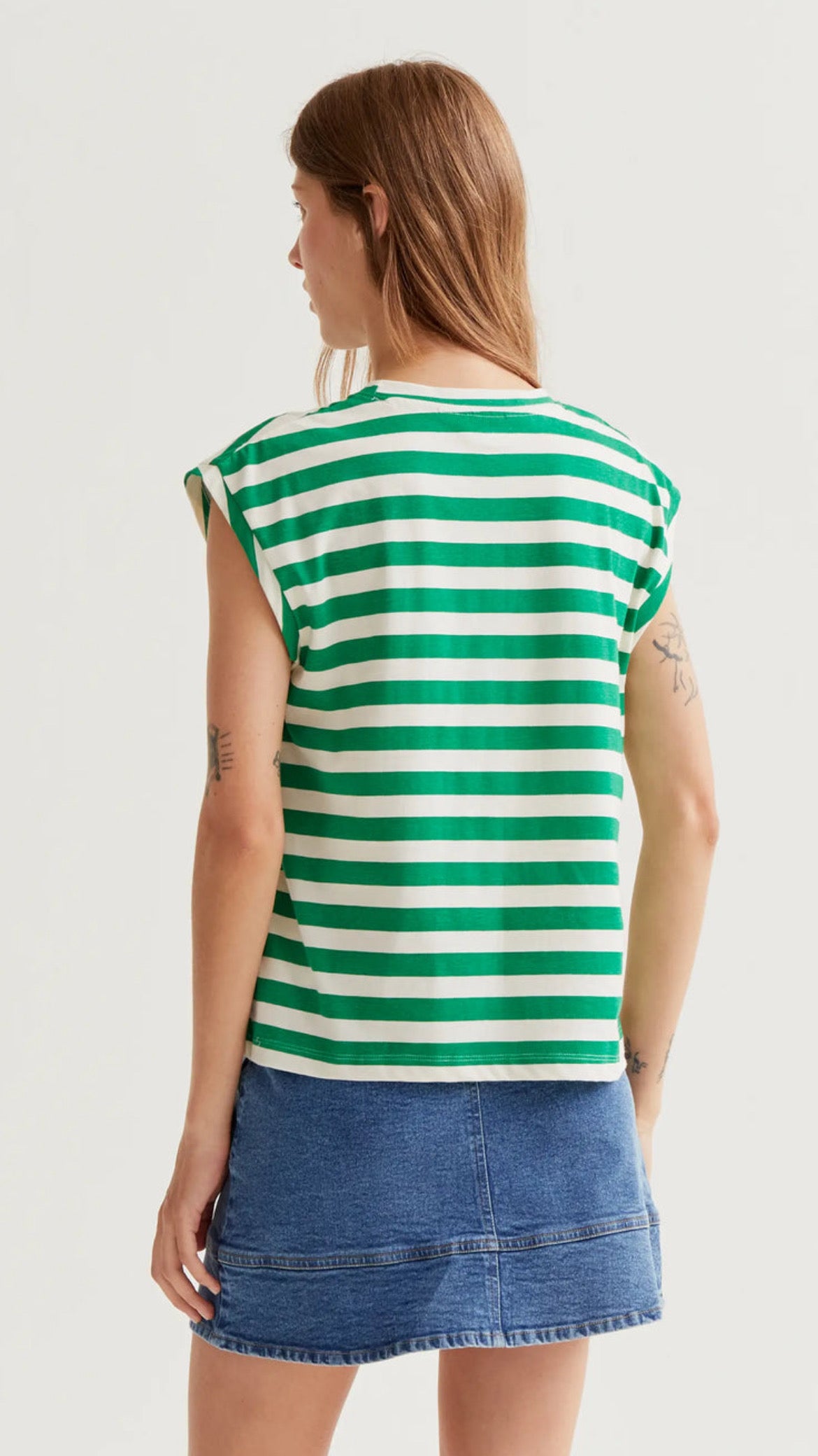 Camiseta con estampado de rayas verdes con bordado de tulipán