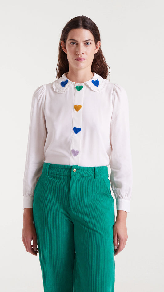 Camisa blanca con bordado de corazones