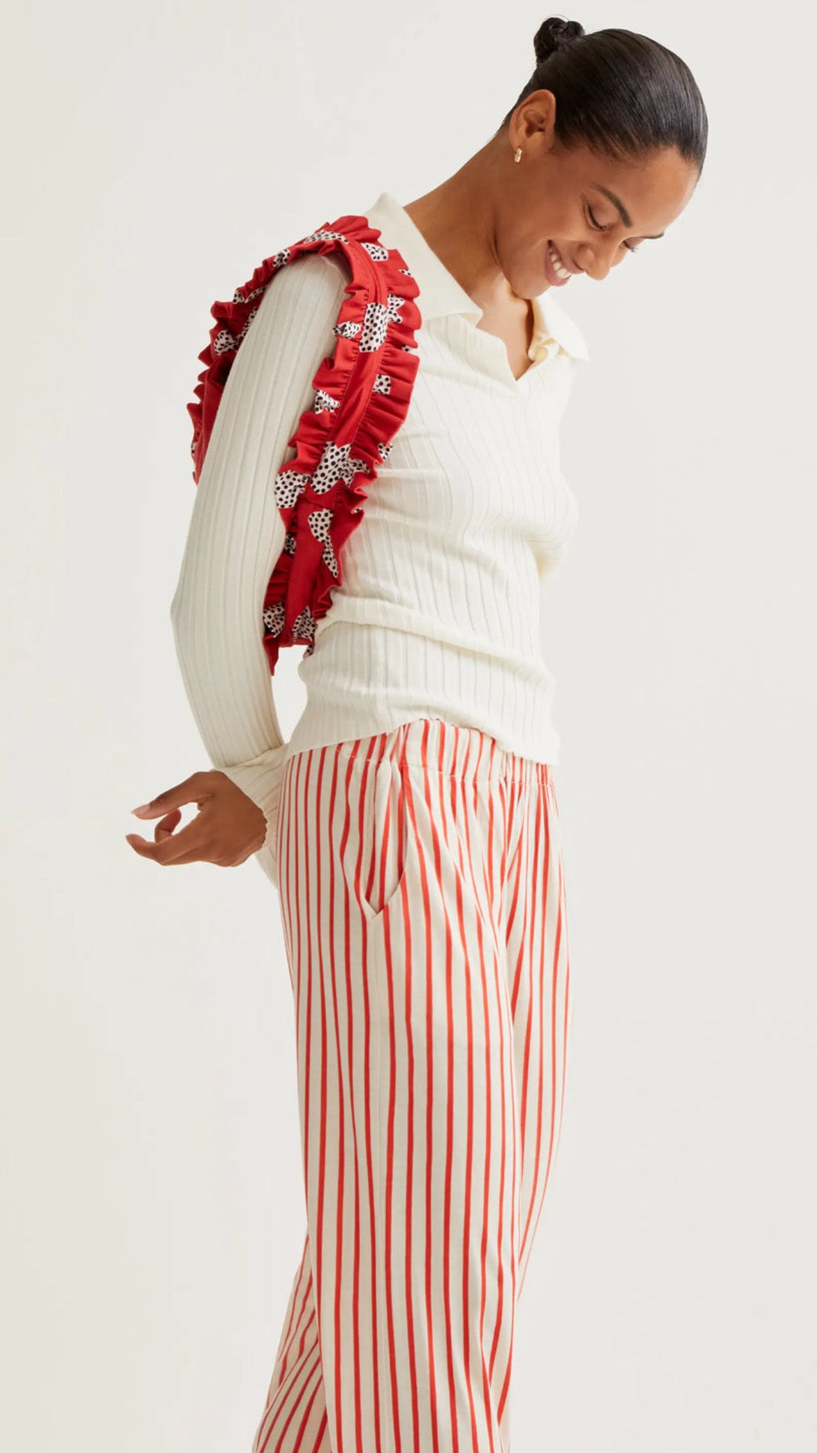 Pantalón con estampado rayas rojas