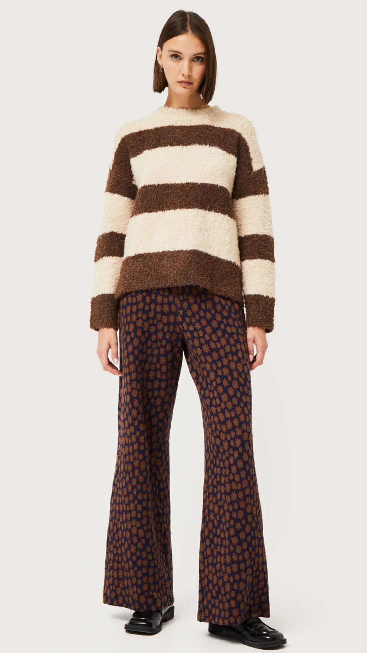 Jacquard knit trousers with blue floral print