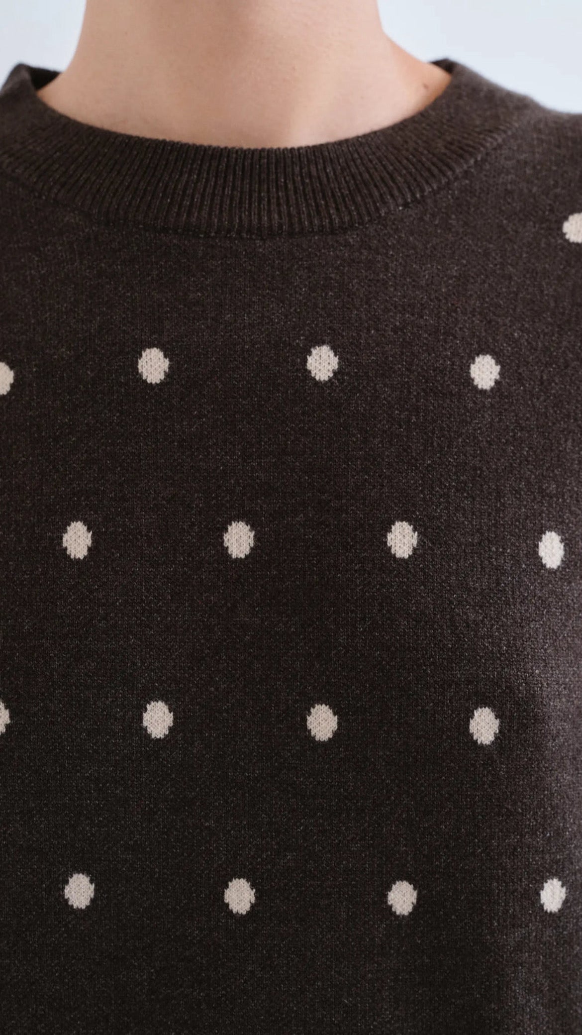 Vestido corto verde con estampado de puntos blancos pequeños