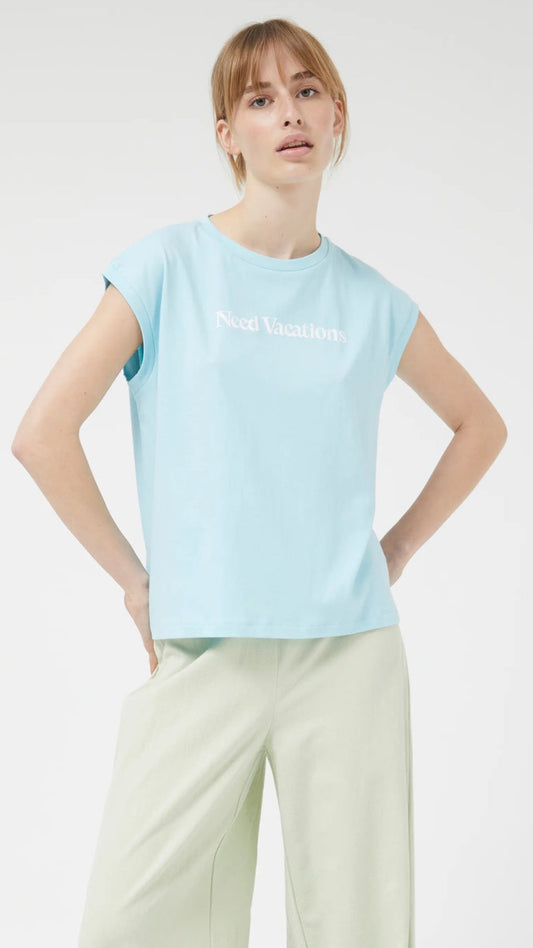 Camiseta Need Vacations azul