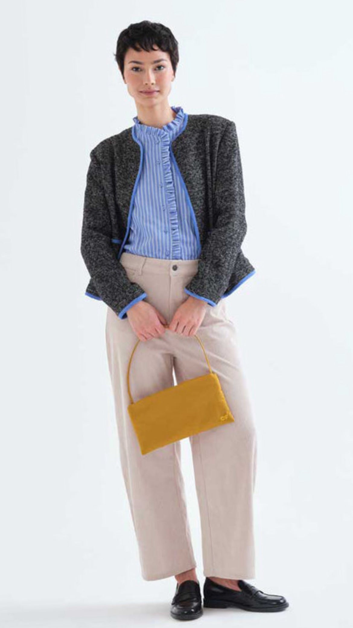 Camisa de rayas azul con detalles de volantes