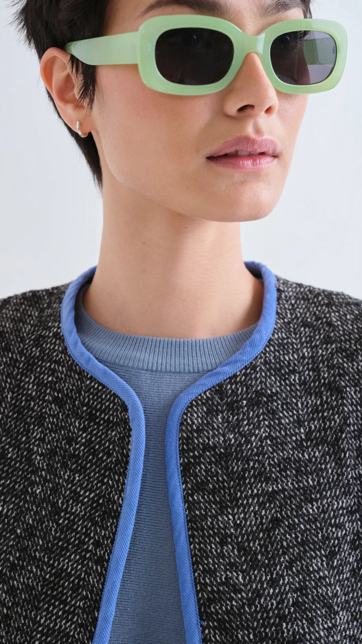Chaqueta tweed negra con detalles azul claro