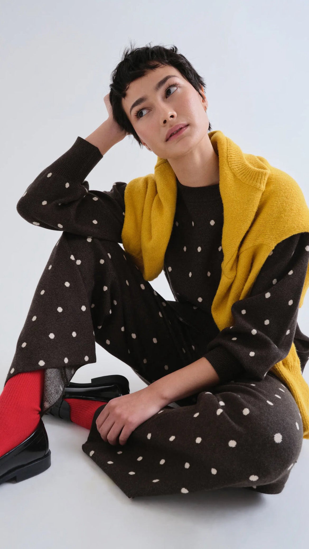 Vestido corto verde con estampado de puntos blancos pequeños
