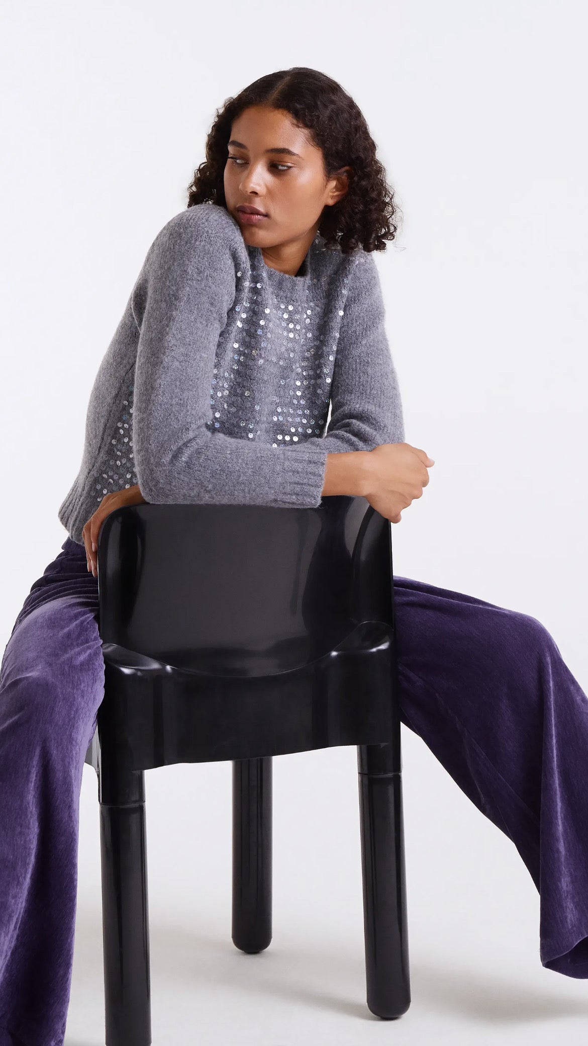 Jersey de punto gris con detalles en lentejuelas
