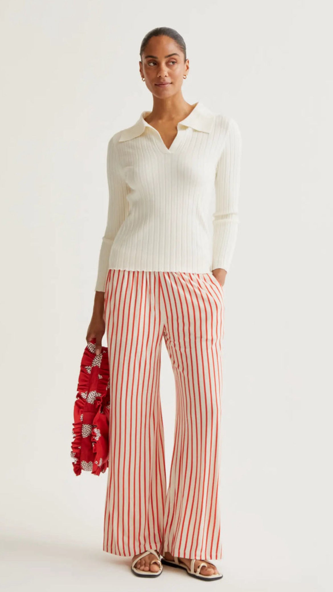 Pantalón con estampado rayas rojas