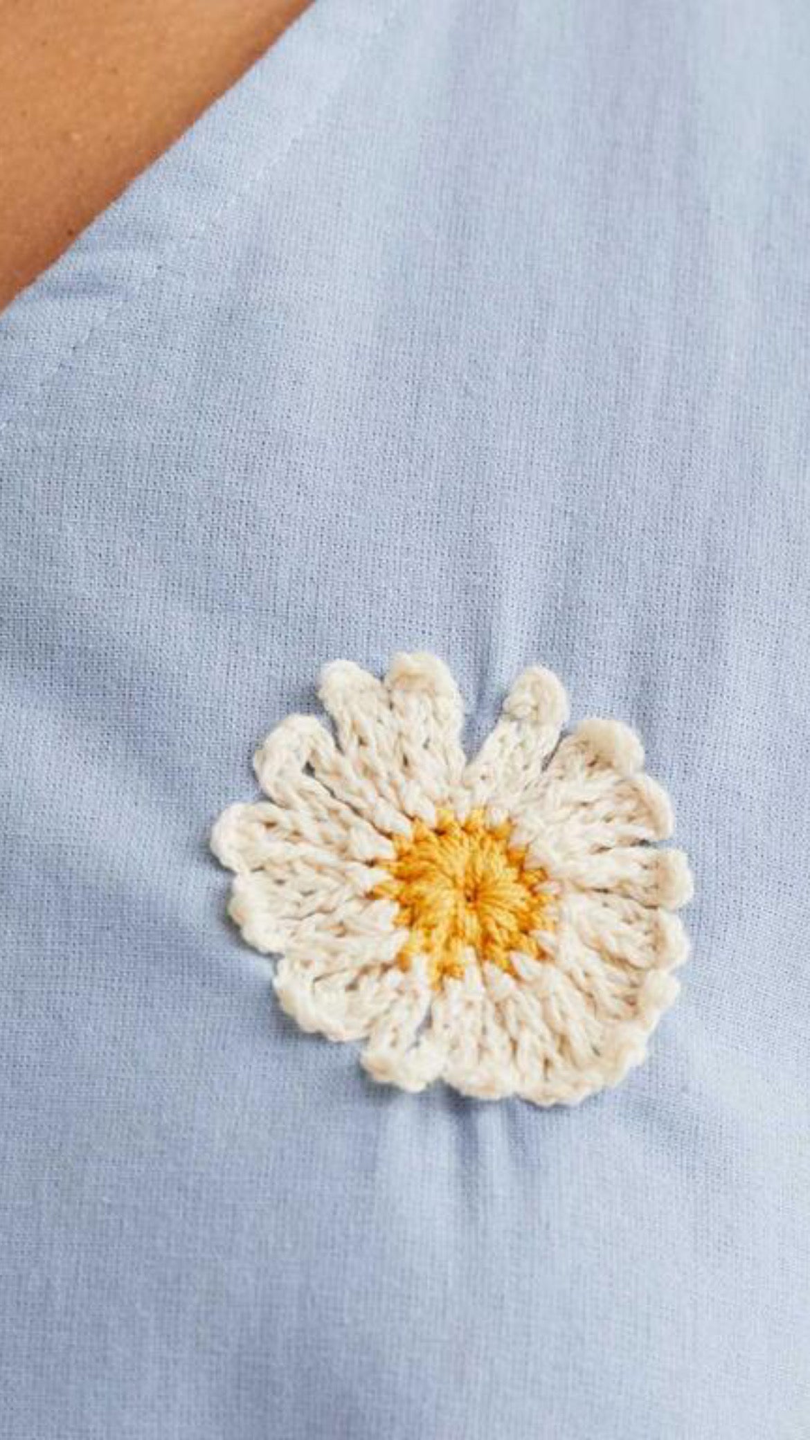 Vestido corto con bordado de margaritas