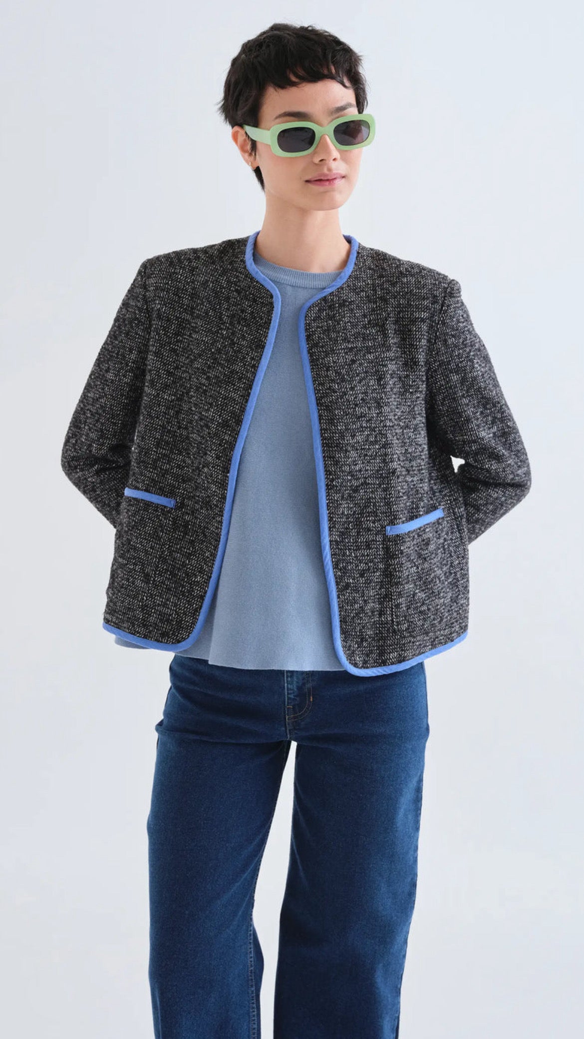 Chaqueta tweed negra con detalles azul claro