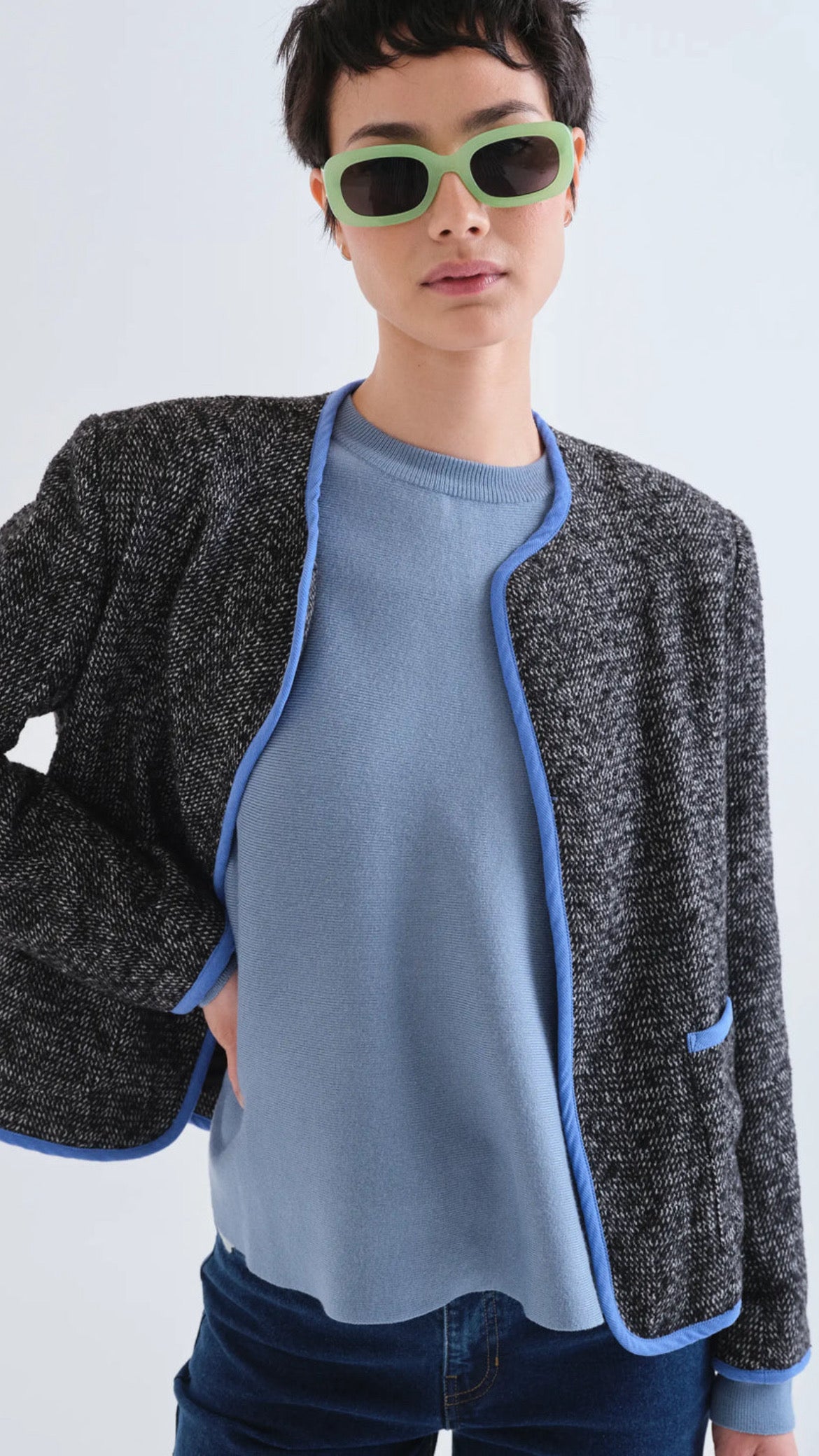 Chaqueta tweed negra con detalles azul claro