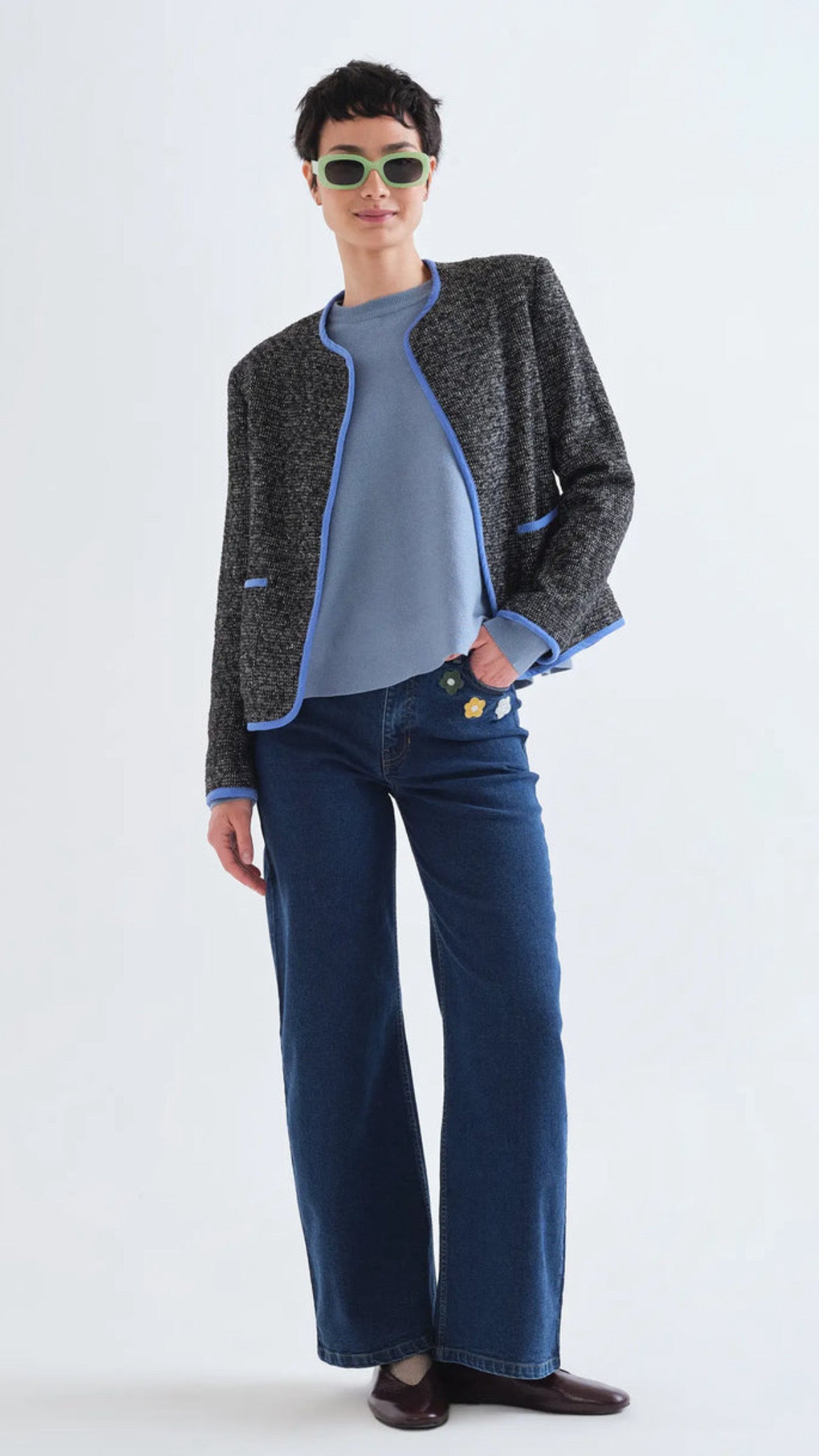 Chaqueta tweed negra con detalles azul claro